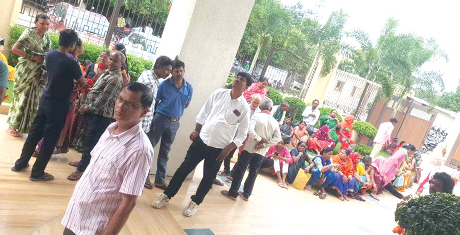 भाठागांव, पचपेढ़ी नाका, केनाल रोड के विरोध में सांसद निवास पहुंचे सैकड़ों