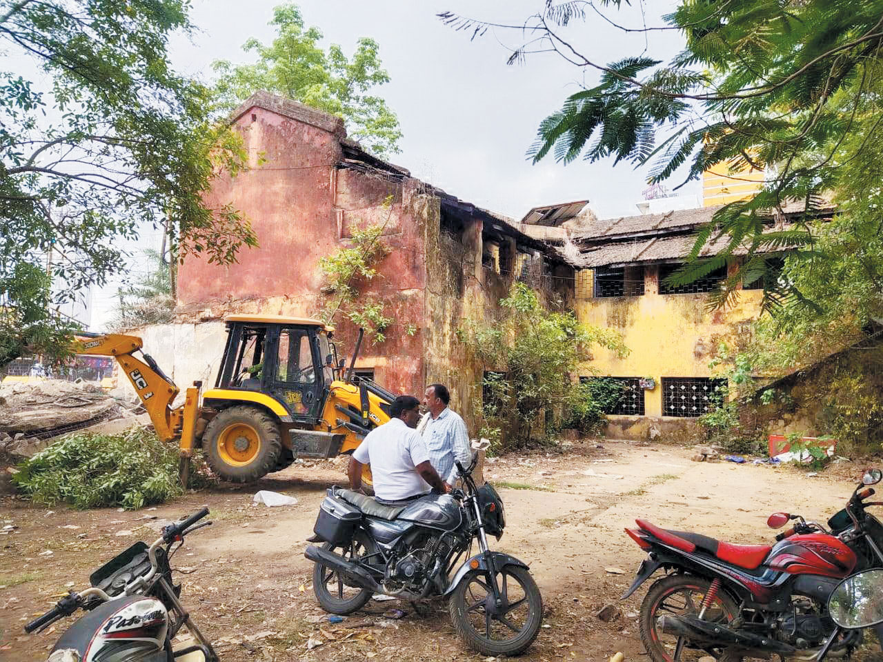 ऐतिहासिक नगर पालिका भवन हो रही जमींदोज