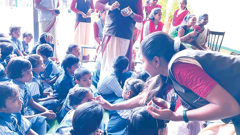 शाला प्रवेश उत्सव: बच्चों का तिलक और फूलों से स्वागत