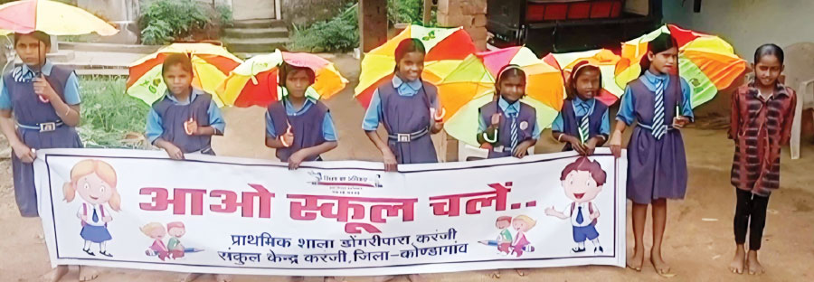 घर-घर संपर्क कर बच्चों को स्कूल भेजने की कर रहे अपील घर-घर संपर्क कर बच्चों को स्कूल भेजने की कर रहे अपील
