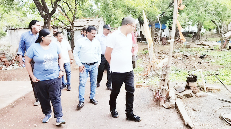 सीबीजी प्लांट निर्माण का स्थल निरीक्षण करने पहुंचे आयुक्त सीबीजी प्लांट निर्माण का स्थल निरीक्षण करने पहुंचे आयुक्त