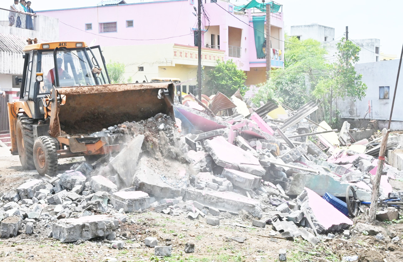 डुबान क्षेत्र में बसे कब्जाधारियों को निगम ने हटाया