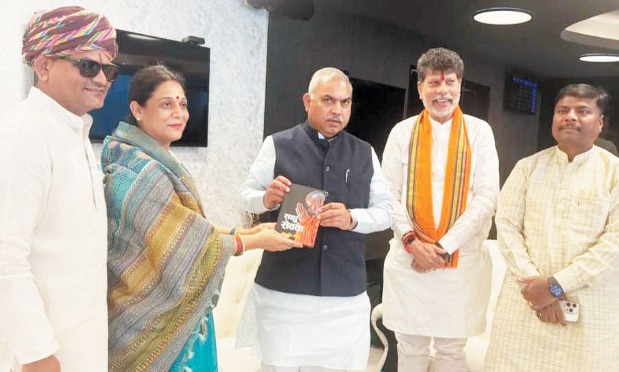 प्रधानमंत्री मोदी के जीवन पर आधारित  पुस्तक ‘साधु से सेवक ’ भेंट की प्रज्ञा ने