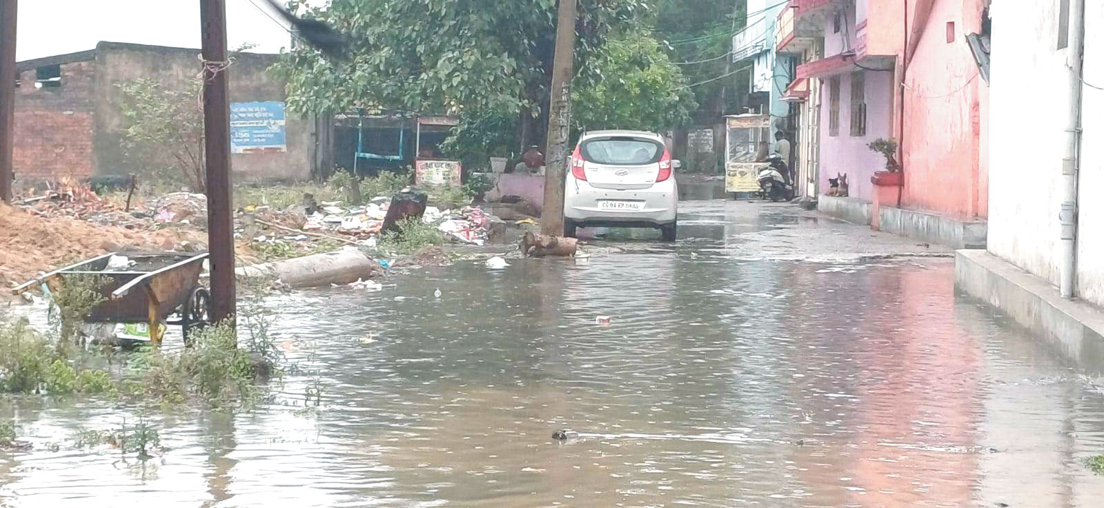 बारिश: स्टेडियम के पीछे बन रहे कॉलोनी का पानी सडक़ पर 
