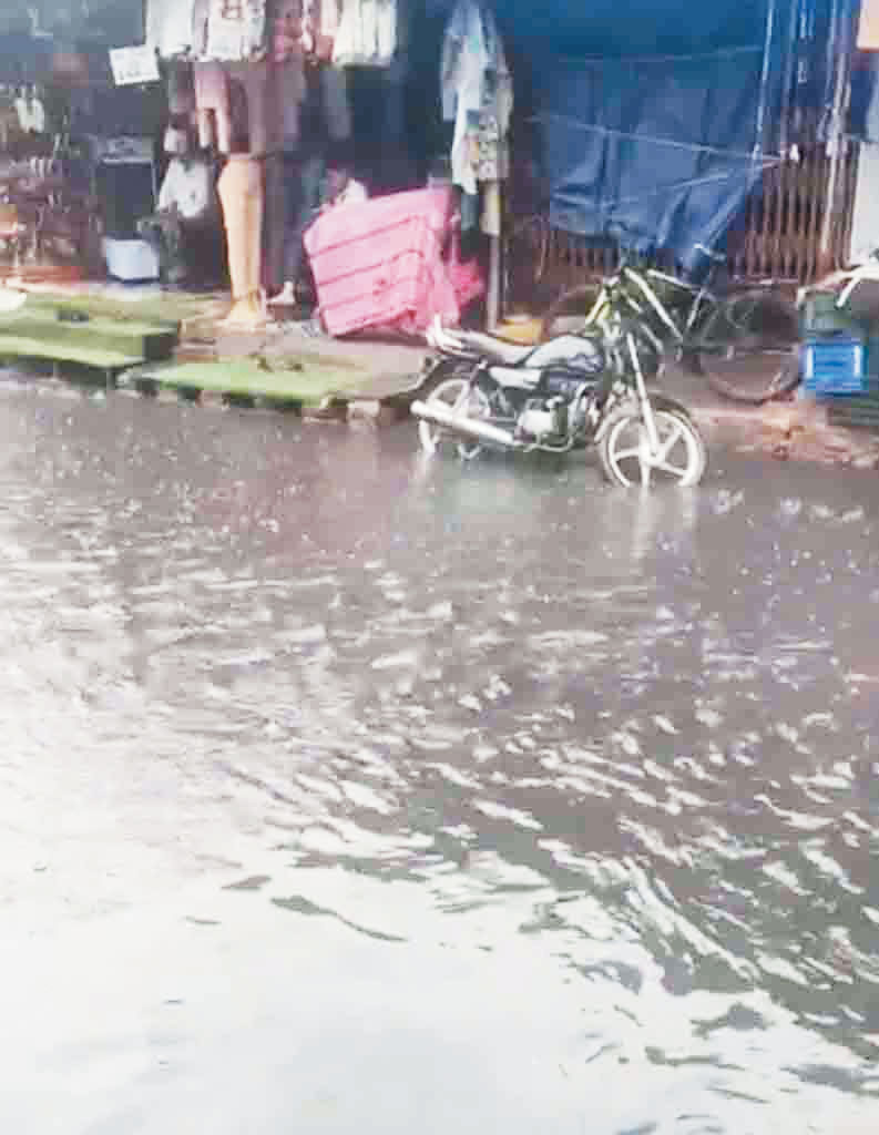 मानसून की पहली बारिश से कई मोहल्लों में जलभराव नालों का पानी सडक़ों पर