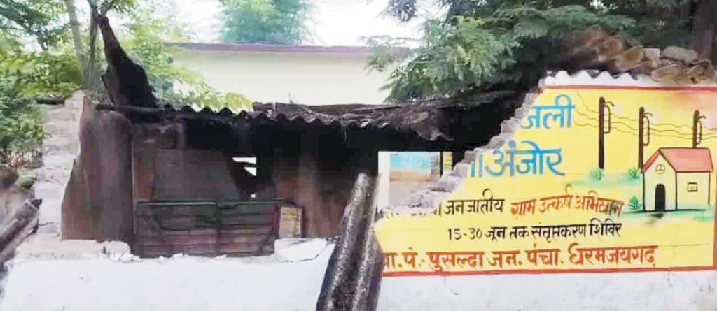 स्कूल में घुसे हाथी, किचन शेड, तोड़ा  8 हाथियों का दल पहुंचा गांव, मचाया उत्पात 