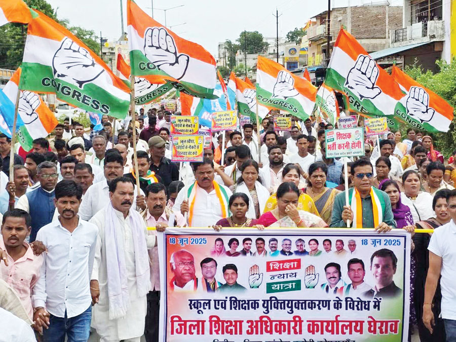 शिक्षा न्याय यात्रा: युक्तियुक्तकरण के विरोध में कांग्रेस की हुंकार, रोकी गई, झड़पें भी हुईं शिक्षा न्याय यात्रा: युक्तियुक्तकरण के विरोध में कांग्रेस की हुंकार, रोकी गई, झड़पें भी हुईं
