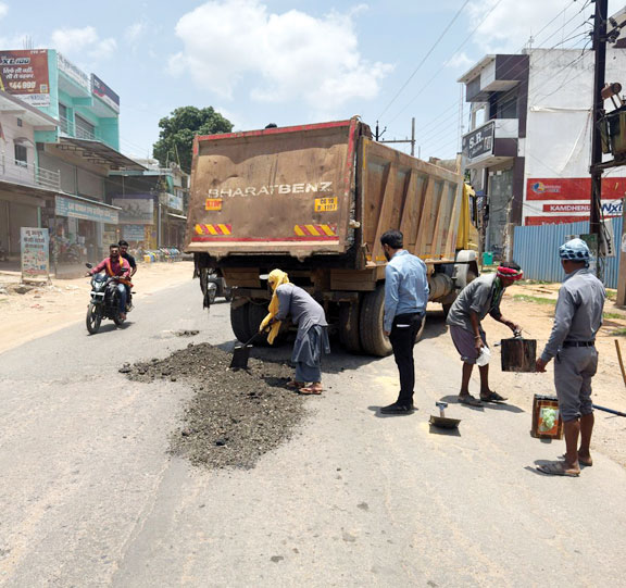 पार्षद ने एनएच के गड्ढों का स्वयं के व्यय से की मरम्मत