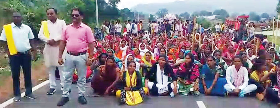 सरकारी जमीन पर अतिक्रमण, गोंगपा का चक्काजाम, विधायक का पुतला फूंका