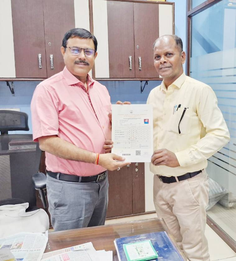 पूर्व सरपंच महेन्द्र नेताम ने पत्रकारिता डिप्लोमा उत्तीर्ण की