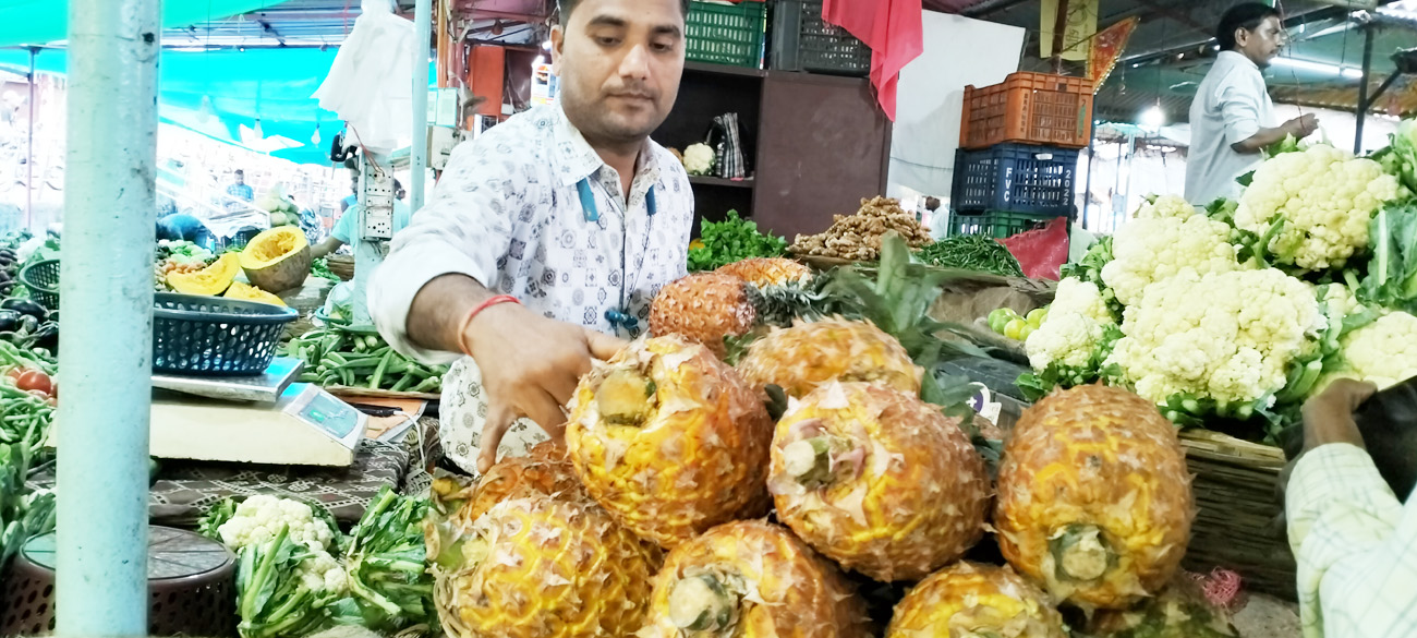 अनानास की भरपूर आवक अनानास की भरपूर आवक