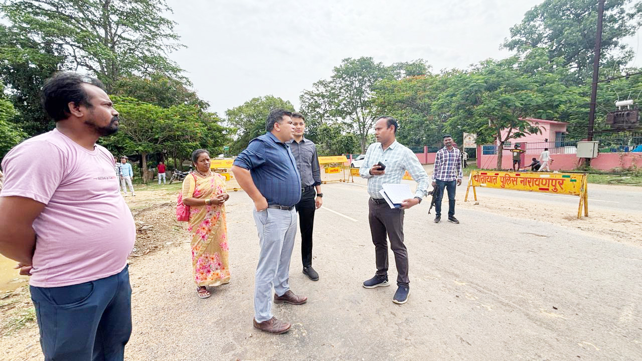 कलेक्टर ने निर्माणाधीन स्वागत द्वार की धीमी  गति पर जताई नाराजगी, नोटिस के निर्देश