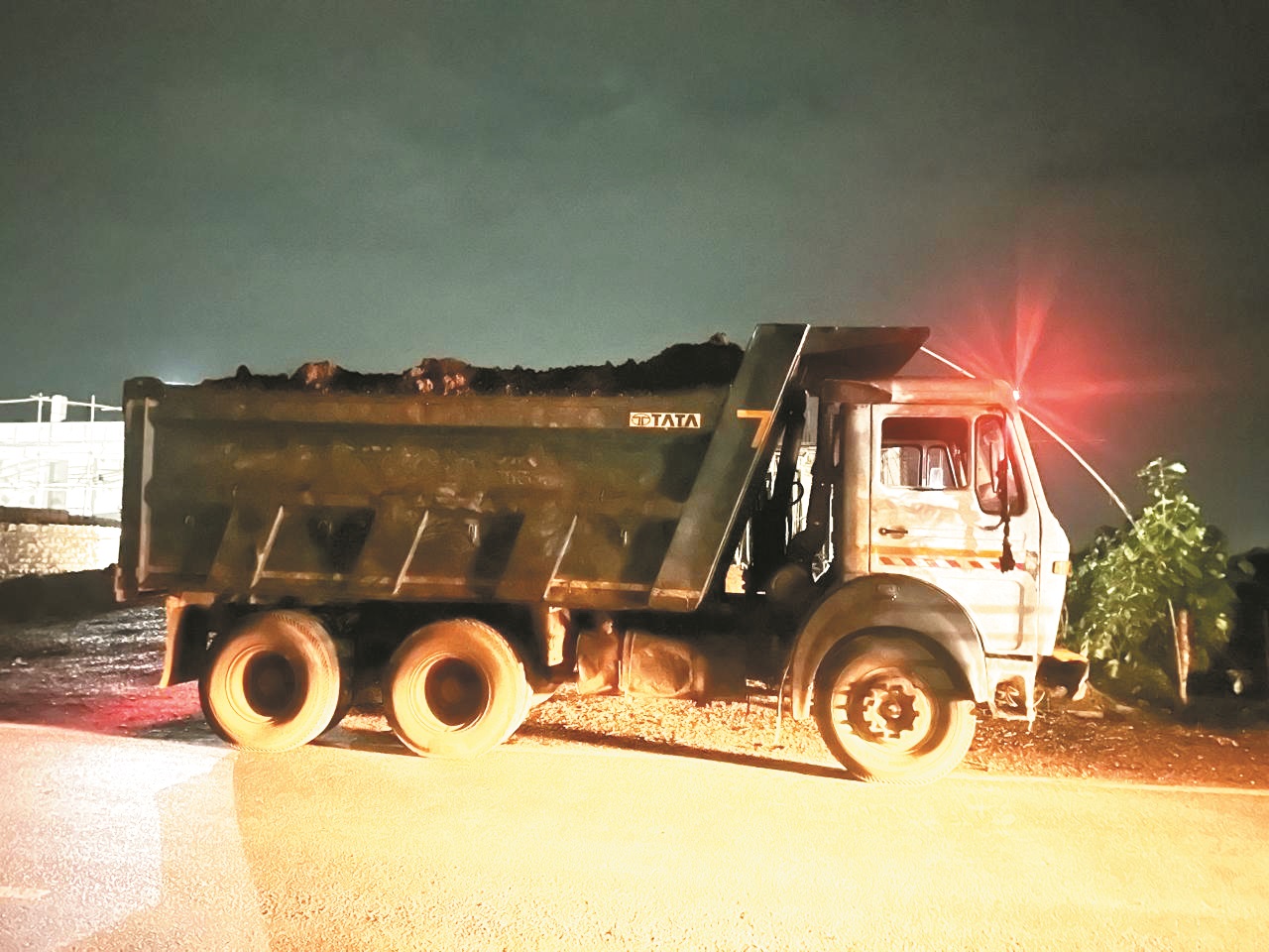 रेत-मुरूम भरे 5 वाहन जब्त