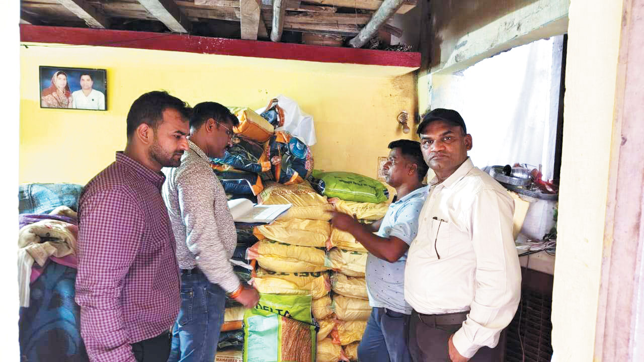 दुकानों में छापा, अवैध खाद-बीज जब्त