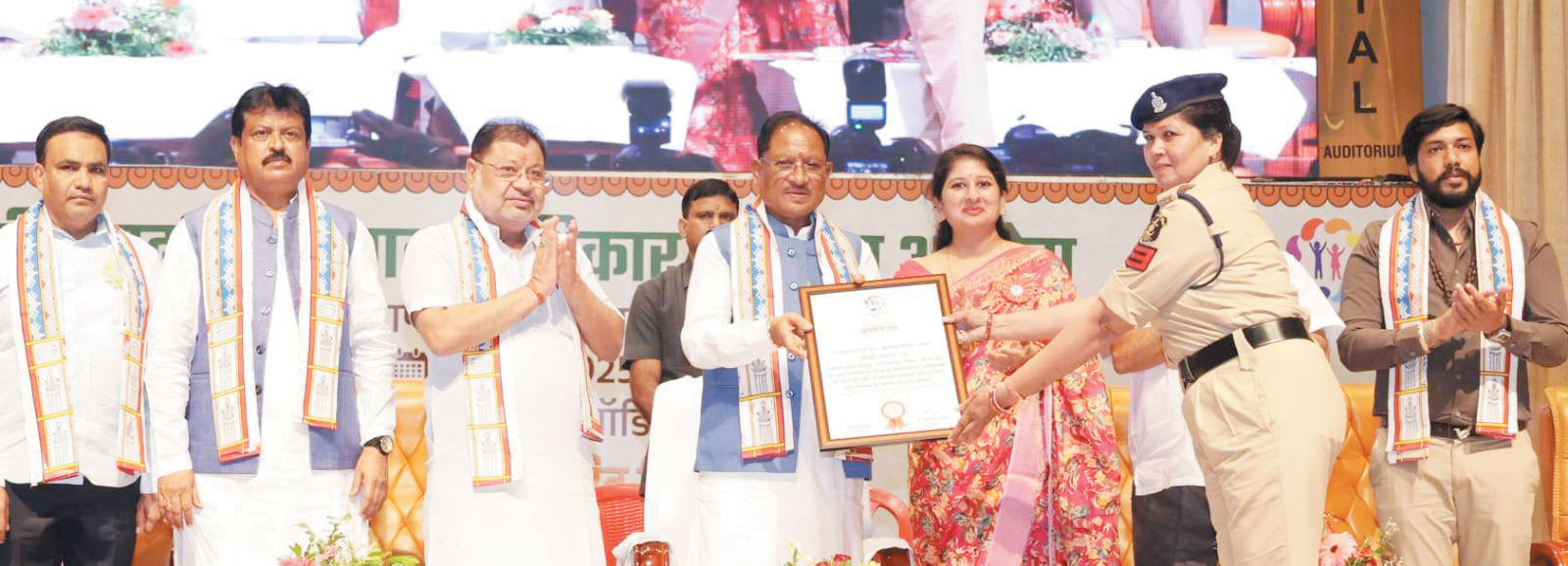 सीएम के हाथों प्रधान महिला आरक्षक अनुपमा सम्मानित