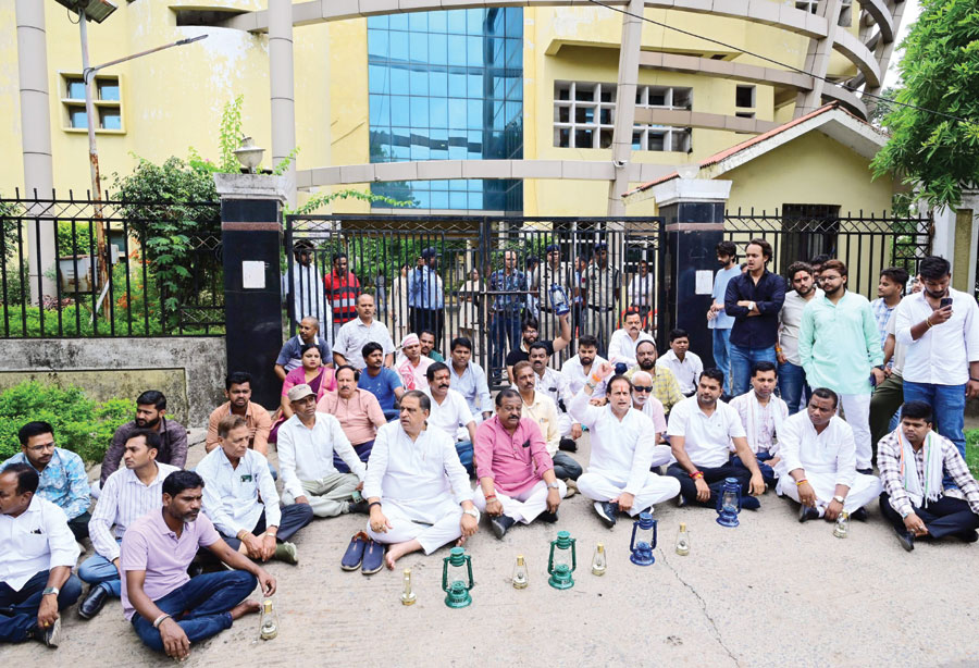 लालटेन लेकर विद्युत आयोग के सामने कांग्रेस का प्रदर्शन