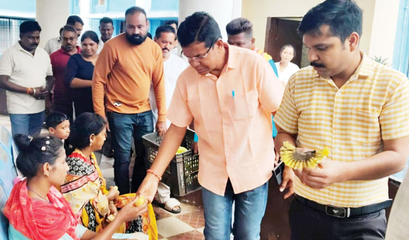 कांग्रेसियों ने अस्पताल में फल वितरण कर मनाया राहुल का जन्मदिन