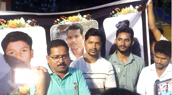 आदिवासियों की हत्या के  विरोध में कैंडल मार्च