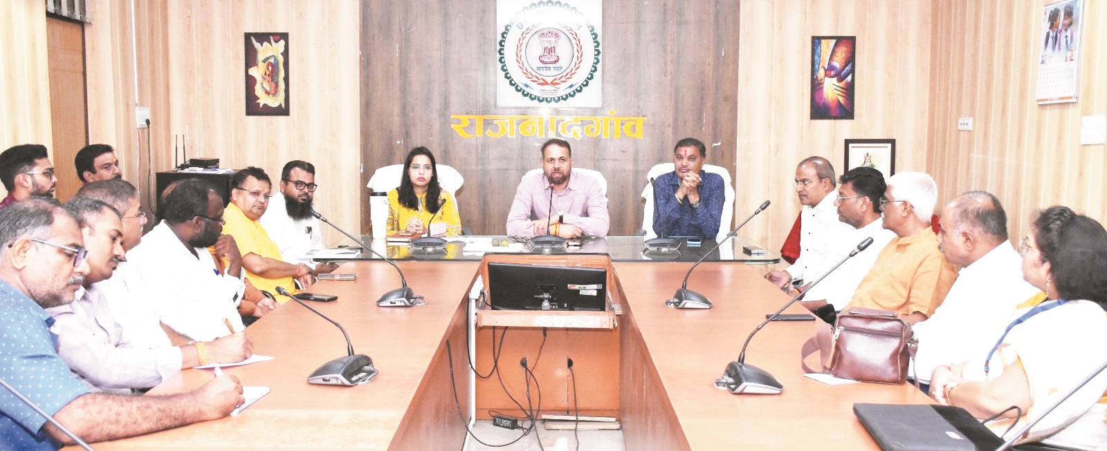 शहरी व ग्रामीण क्षेत्रों में सघन पौधरोपण करने की जरूरत- कलेक्टर