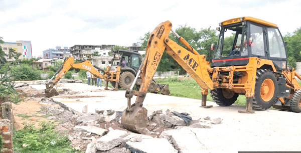  चिन्मय दावड़ा के अवैध प्लाटिंग पर निगम का जेसीबी चला