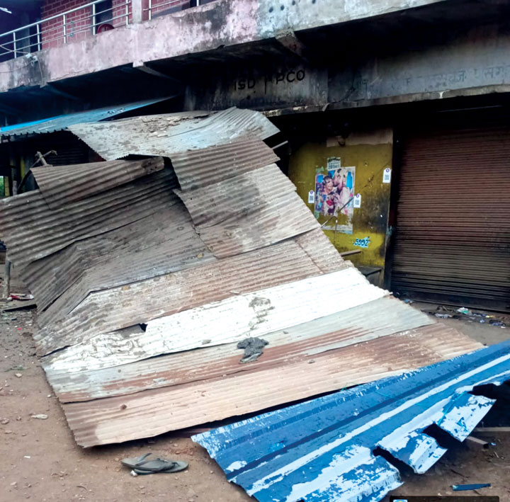  शराब दुकान में अवैध निर्माण, चखना सेंटर तोड़ा