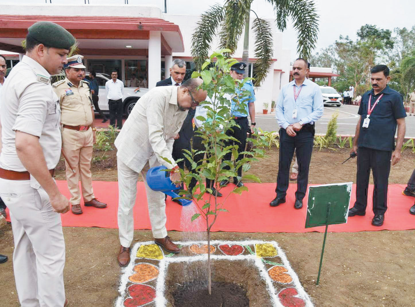 राज्यपाल ने पौधरोपण कर जिले में हो रहे विकास कार्यों की समीक्षा की