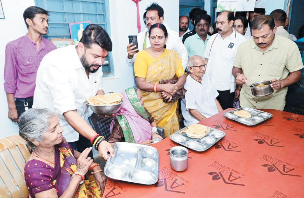 राहुल के जन्मदिन पर कांग्रेसियों ने वृद्धाश्रम जाकर की सेवा