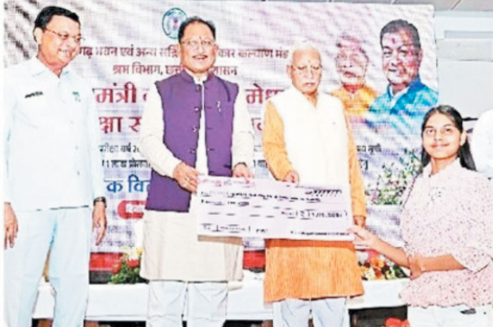 सीएम ने मेधावी छात्राओं को दी 2 लाख प्रोत्साहन राशि व दोपहिया वाहन अनुदान राशि