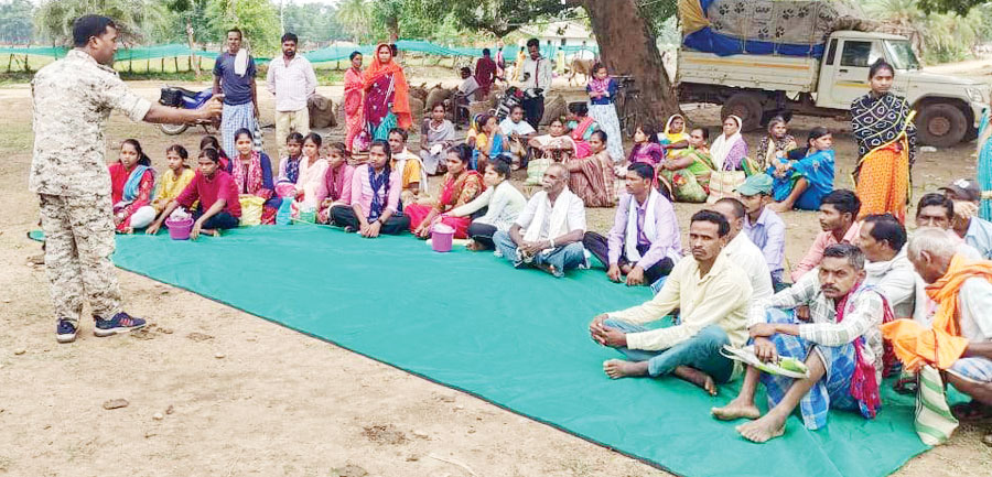 कोनगुड़ साप्ताहिक बाजार में चलित थाना, लोगों को किया जागरूक