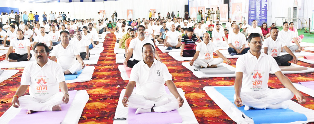 हाई स्कूल मैदान में सामूहिक योगाभ्यास