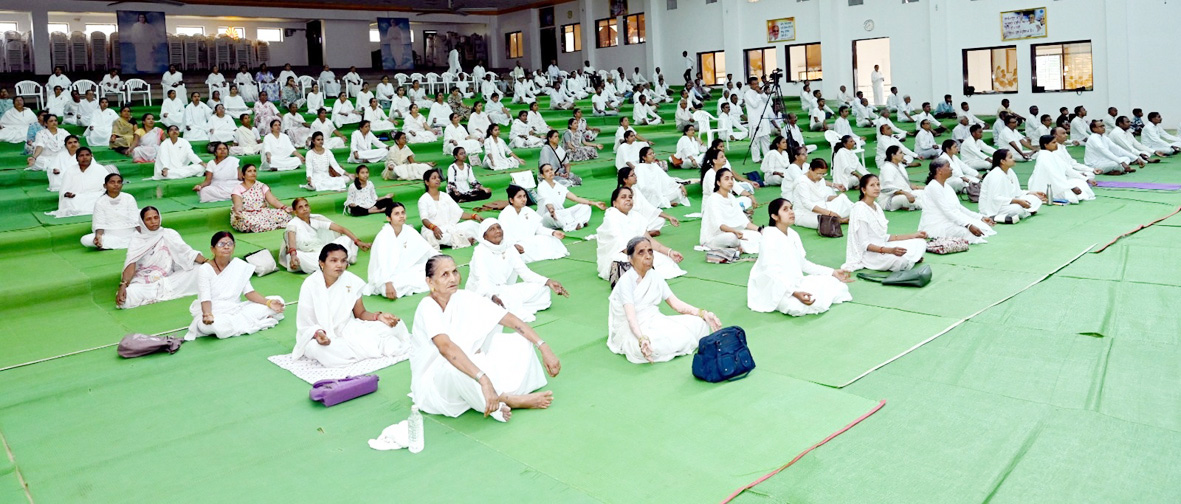 ब्रह्माकुमारीज आनंद सरोवर बघेरा दुर्ग में भाई-बहनों ने योग किया