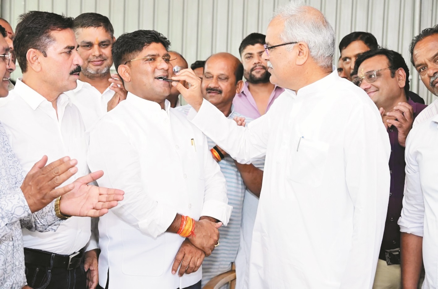 जिला ग्रामीण अध्यक्ष को जन्मदिन की बधाई देने कांग्रेस नेता पहुंचे धौराभांठा