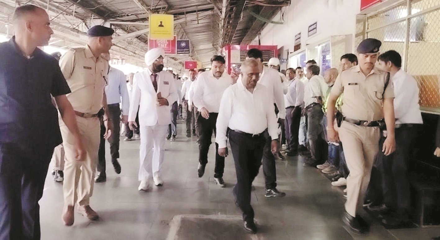 रेलवे जीएम ने दुर्ग-रायपुर रेलखंड का किया निरीक्षण