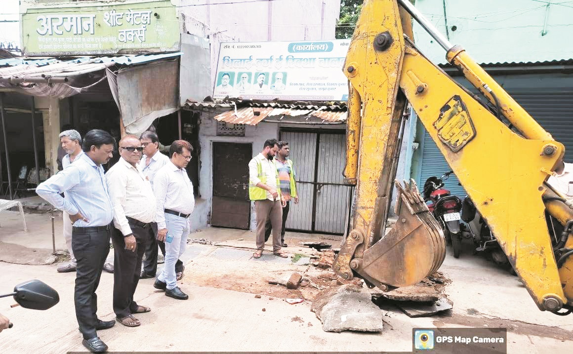 नाली के ऊपर अतिक्रमण हटाया