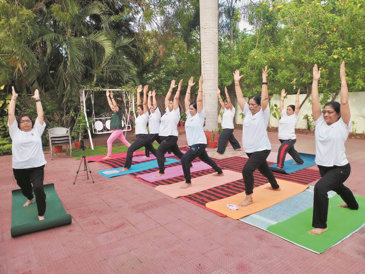 योग दिवस, महिलाओं ने बढ़-चढक़र लिया हिस्सा