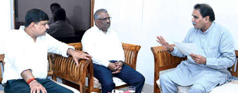 जीएम से मिल मूणत ने मांगी नई ट्रेनें, स्टेशन में चल रहे निर्माण में देरी पर जताई नाराजगी जीएम से मिल मूणत ने मांगी नई ट्रेनें, स्टेशन में चल रहे निर्माण में देरी पर जताई नाराजगी