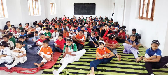 मॉडर्न कॉन्वेंट स्कूल में योगाभ्यास मॉडर्न कॉन्वेंट स्कूल में योगाभ्यास