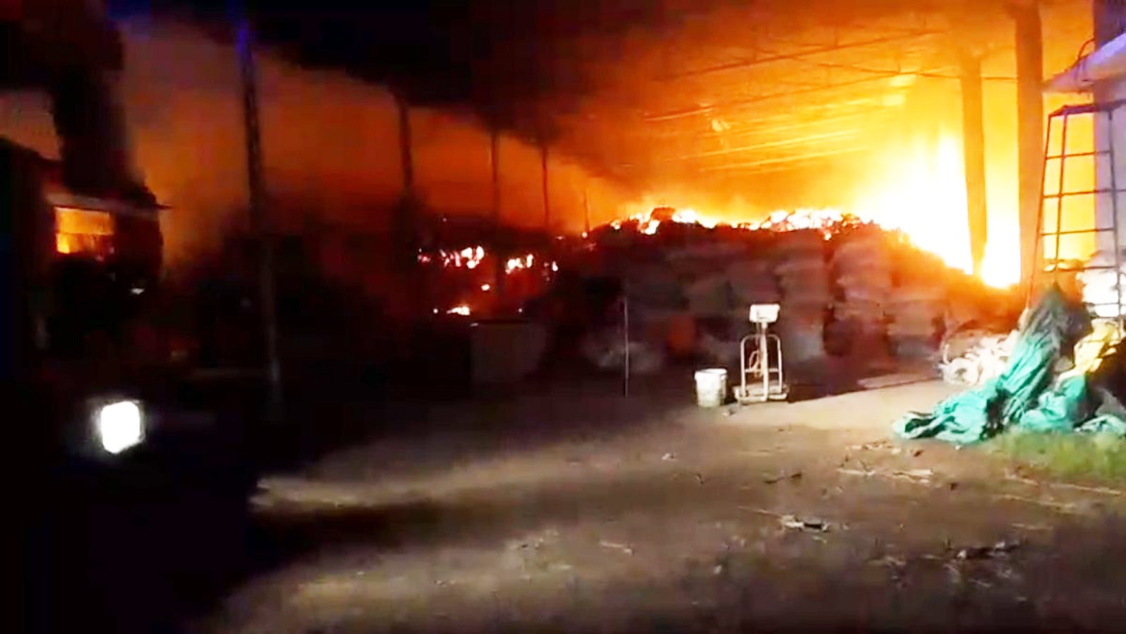 राइस मिल में लगी आग, लाखों के धान-चावल खाक