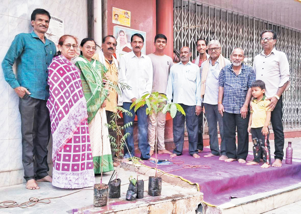 योग दिवस पर पौधापूजन