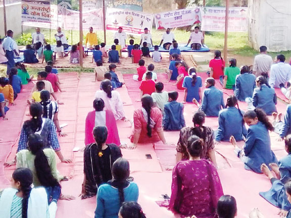 सेजस दहिकोंगा में योग अभ्यास