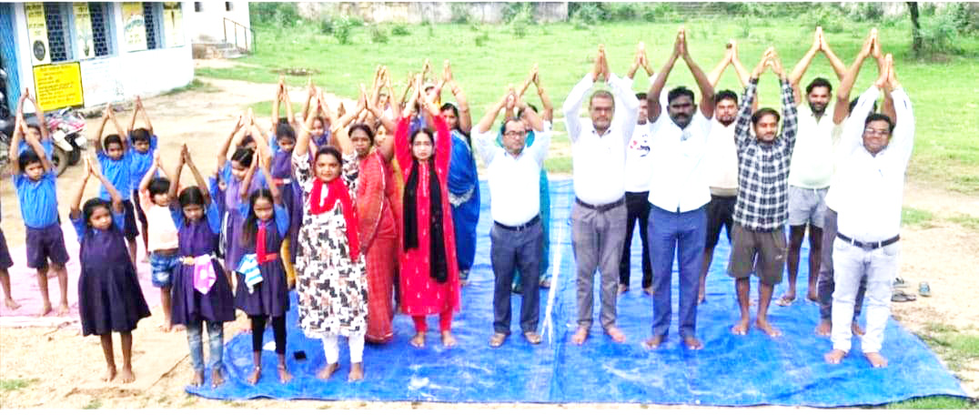 शिक्षकों संग विद्यार्थियों ने किया योग