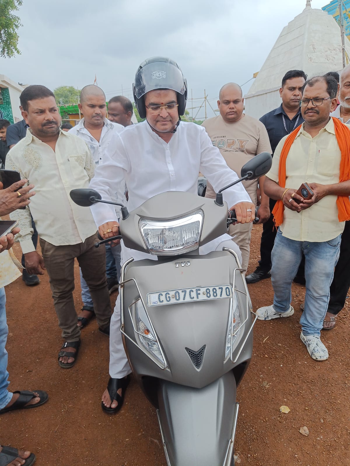 रविवार को छुट्टी के दिन स्कूटी से फिर निकले विधायक रिकेश, जवाहर नगर में दर्जन भर समाज प्रमुखों से चर्चा