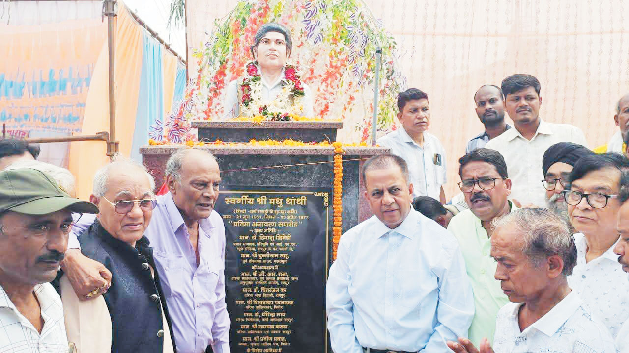 निधन के 48 साल बाद कवि धांधी की प्रतिमा का अनावरण निधन के 48 साल बाद कवि धांधी की प्रतिमा का अनावरण
