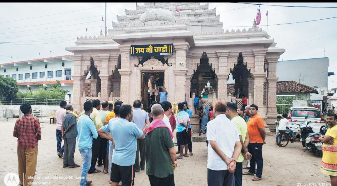 कुरूद चंडी मंदिर में लाखों की चोरी कुरूद चंडी मंदिर में लाखों की चोरी