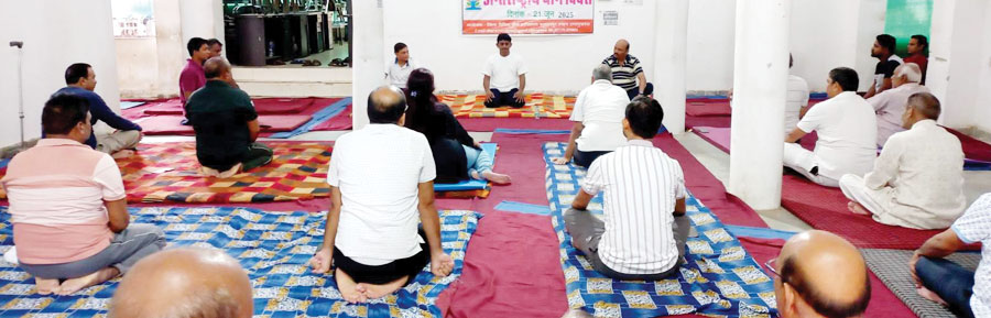 कोर्ट परिसर में योगाभ्यास