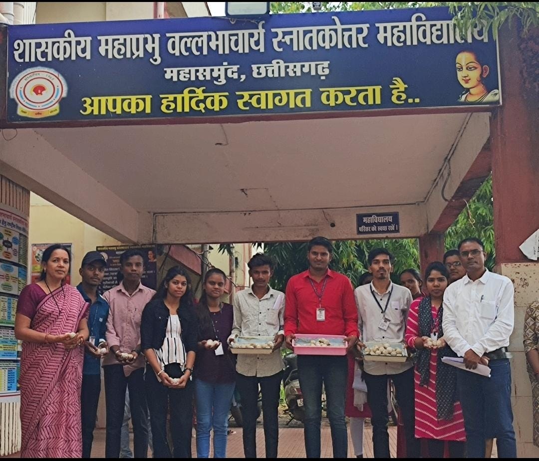 यह बीज बम है, इसे रोड किनारे किसी तालाब में, मैदान में, जंगलों के पास, सडक़ों के किनारे गिराएं-फेंक दें, पौधे उग आएंगे यह बीज बम है, इसे रोड किनारे किसी तालाब में, मैदान में, जंगलों के पास, सडक़ों के किनारे गिराएं-फेंक दें, पौधे उग आएंगे