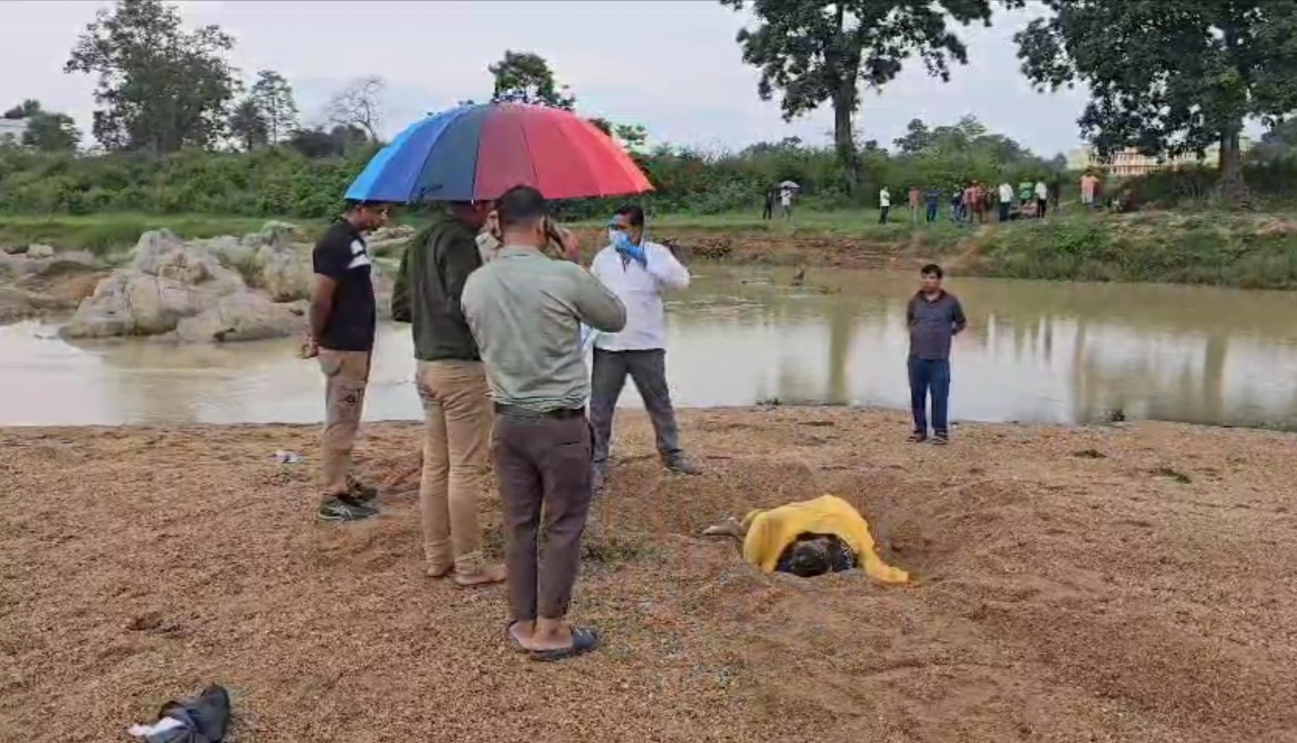 मां-दो मासूम की हत्या, बच्चों को रेत में दफना, मां को झाडिय़ों में छिपाया