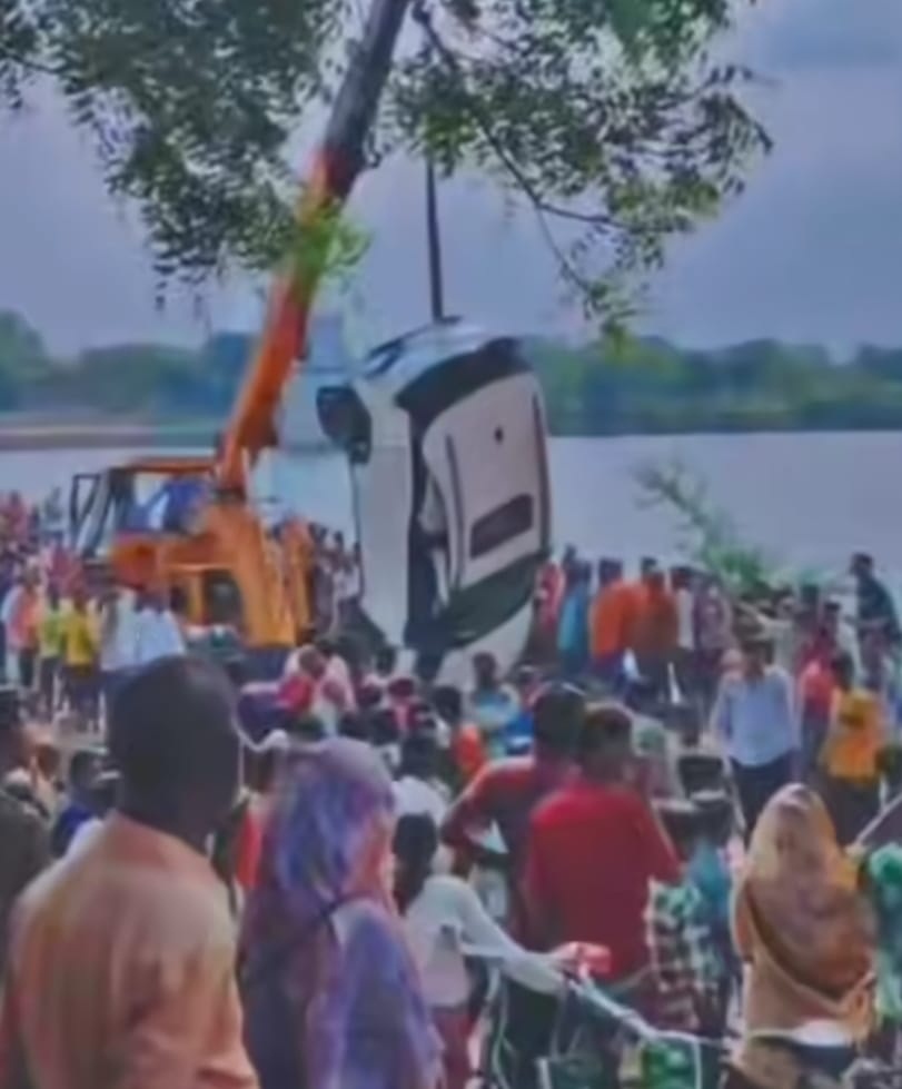 पुराने पुल पर बेकाबू कार नदी में, बैंक कर्मी की मौत