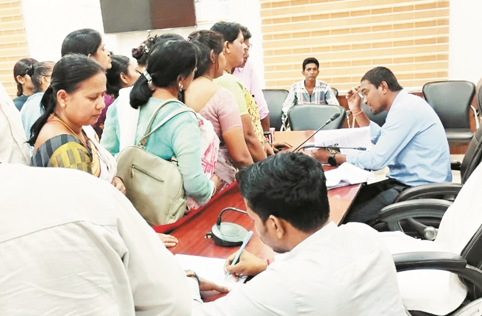 आंबा केंद्र के पास से घुरवा हटाने की मांग