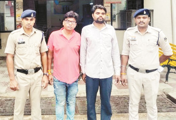 म्यूल एकाउंट, दो खाताधारक गिरफ्तार